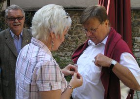 con_n_b288-1_res_p1010578.jpg Schnecke Elisabeth Späthling macht den Bürgermeister zur Schnecke – links im Bild Gerhard Tremel