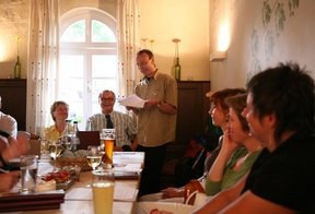 con_n_b288-res_mv_slow.jpg Gerhard Tremel (links) mit Schatzschnecke und 1. Stellvertreter Peter Schubert (stehend)