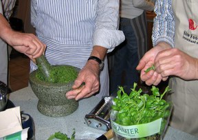 con_os_b288-con_os_b288_4-pesto_herstellung.jpg con_os_b288-con_os_b288_4-pesto_herstellung.jpg