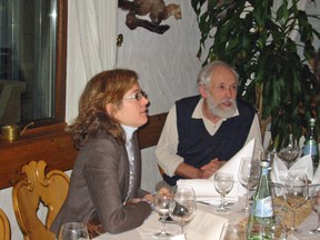 con_s_all-auch_am_tisch_wird_weiterdiskutiert_klein.jpg con_s_all-auch_am_tisch_wird_weiterdiskutiert_klein.jpg