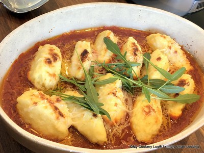 Aus Eins mach Zwei und Drei: Grießnockerl-Suppe, Grießnockerl auf einer Tomatensoße, Pasta mit Tomatensauce Aus Eins mach Zwei und Drei: Grießnockerl-Suppe, Grießnockerl auf einer Tomatensoße, Pasta mit Tomatensauce