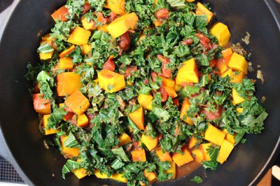 Pfanne mit Kürbis, Tomate und Grünkohl (c) Claudia Nathansohn IMG_8086.JPG