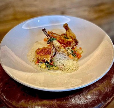 Ein Klassiker regional interpretiert: Bayrisches Coq au Vin mit Bruderhahn Ein Klassiker regional interpretiert: Bayrisches Coq au Vin mit Bruderhahn