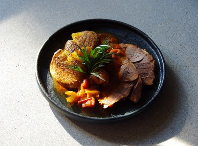 Menü von Inés Lauber: Ziegenherz sous vide gegart, Wildkräuter-Ziegenkäse, Geschmorte Ziegenkeule, Rhabarber-Ziegenjoghurt Menü von Inés Lauber: Ziegenherz sous vide gegart, Wildkräuter-Ziegenkäse, Geschmorte Ziegenkeule, Rhabarber-Ziegenjoghurt