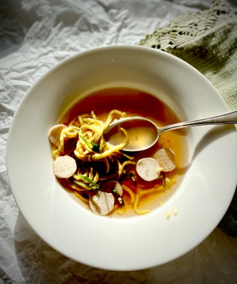 Goldfritattensuppe - Ingwer-Zimt Consommé mit Pilzen und Kurkumaflädle Goldfritattensuppe - Ingwer-Zimt Consommé mit Pilzen und Kurkumaflädle