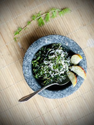 Januar: Grüße aus Bremen mit roh mariniertem Grünkohl, Apfel und frischem Meerrettich Januar: Grüße aus Bremen mit roh mariniertem Grünkohl, Apfel und frischem Meerrettich