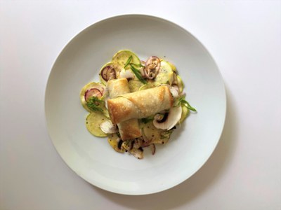 Juni: Brennnessel-Byrek mit roh marinierten Pilzen und Zucchini Juni: Brennnessel-Byrek mit roh marinierten Pilzen und Zucchini