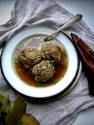 Mai: Gekräuterte Knödel vom kleinen Jägerrecht Mai: Gekräuterte Knödel vom kleinen Jägerrecht