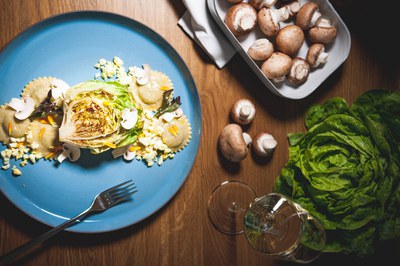 Selbst gemachte Egerlingsravioli mit gegrilltem Kopfsalat und gehacktem Bio Ei Selbst gemachte Egerlingsravioli mit gegrilltem Kopfsalat und gehacktem Bio Ei