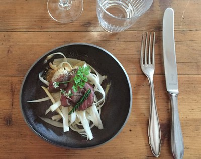 Ziegenherz sous vide gegart mit Pastinakenstaub und rohem Spargel Ziegenherz sous vide gegart mit Pastinakenstaub und rohem Spargel