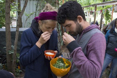 Zwei junge Menschen riechen an frischen Kräutern / Foto: Slow Food