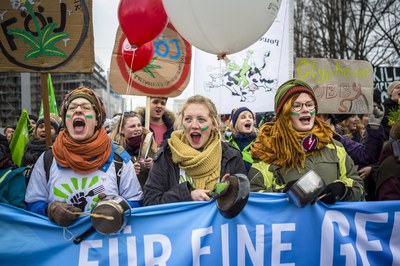 Demonstrierende mit Transparenten und Töpfen auf der Straße / Foto: Die Auslöser
