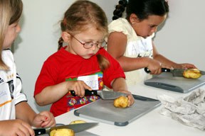 kinder-_und_jugendliche-kartoffelschneiden_maechen_.jpg