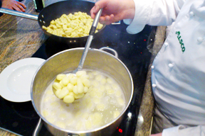 kinder-_und_jugendliche-minikoeche-gnocchi.jpg