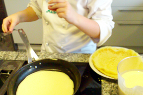 kinder-_und_jugendliche-minikoeche-pfannkuchen.jpg