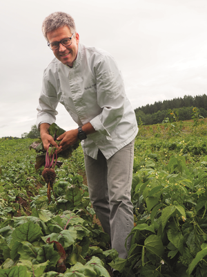 Andreas Humburg im Garten.png