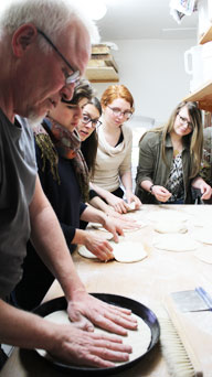 bildung-die-teilnehmer-backen-mit-herrn-weber.jpg