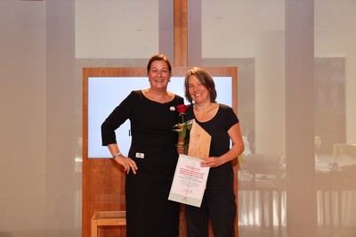 Annemarie Volling erhält den Ursula Hudson Preis 2023 - Slow Food Deutschland zeichnet Einsatz für Gentechnikfreie Landwirtschaft aus Annemarie Volling erhält den Ursula Hudson Preis 2023 - Slow Food Deutschland zeichnet Einsatz für Gentechnikfreie Landwirtschaft aus