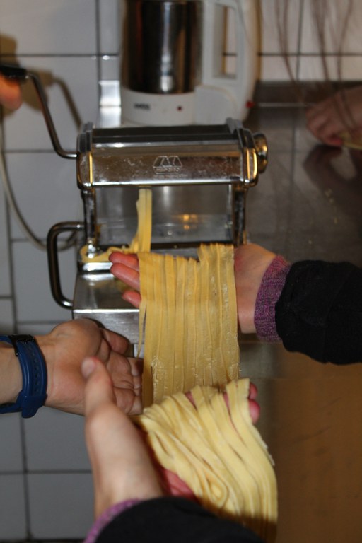 (c) Daniel Rögelein_Pasta machen.JPG