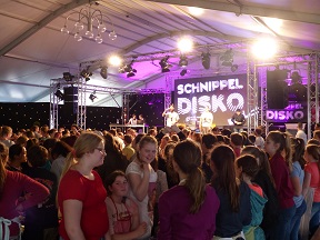 25_jahre_slow_food_deutschland-sfd_schnippeldisko_bretten_kulinarischer_protest_c_rose_schweizer_slow_food_web.jpg 25_jahre_slow_food_deutschland-sfd_schnippeldisko_bretten_kulinarischer_protest_c_rose_schweizer_slow_food_web.jpg