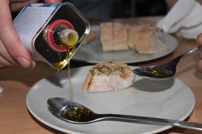 (c) Lukas Hermann Olivenöltasting 1.jpg (c) Lukas Hermann Olivenöltasting 1.jpg